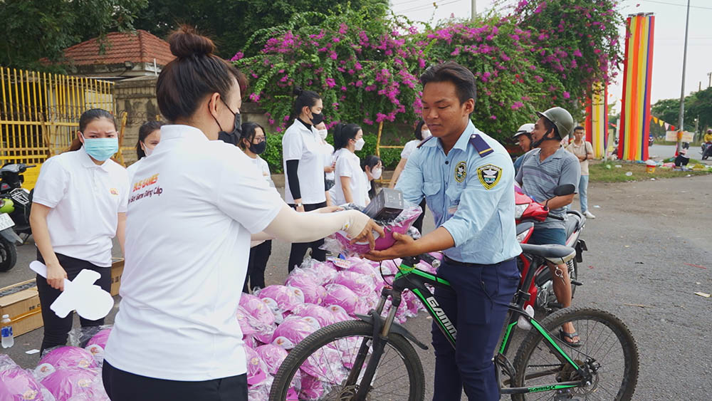 Món quà dịp đầu năm mang đến ấm áp cho người lao động