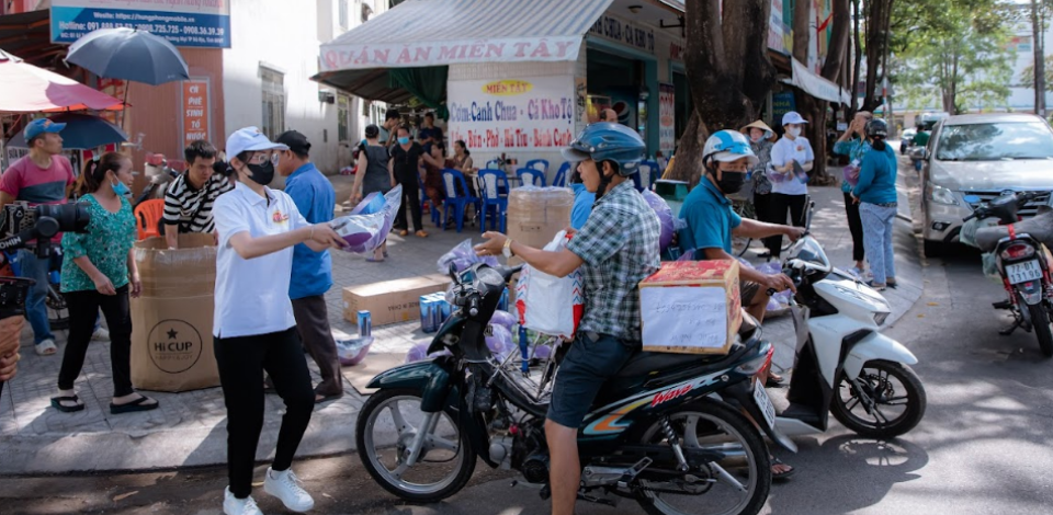 Hình ảnh 1 anh giao hàng cũng tranh thủ tấp vào nhận nón